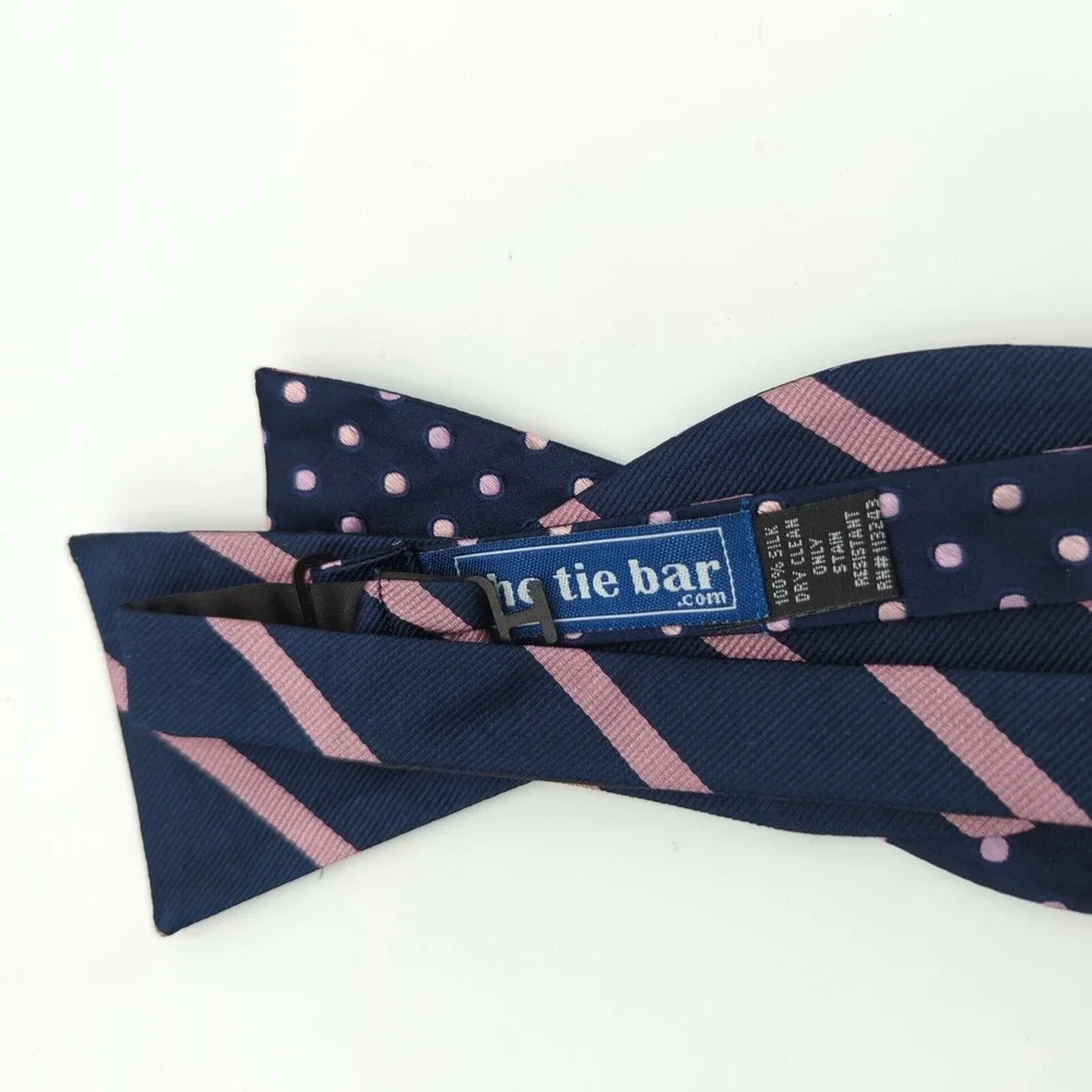 The tie bar Mens Bow tie 100% Silk Trad Stripe Navy Blue NWOT